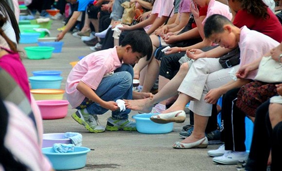 Các bạn học sinh tại thành phố Lạc Dương, tỉnh Hà Nam (Trung Quốc) đã quỳ gối cúi đầu, rửa chân cho bố mẹ, làm cho các bậc phụ huynh và thầy cô rất cảm động.